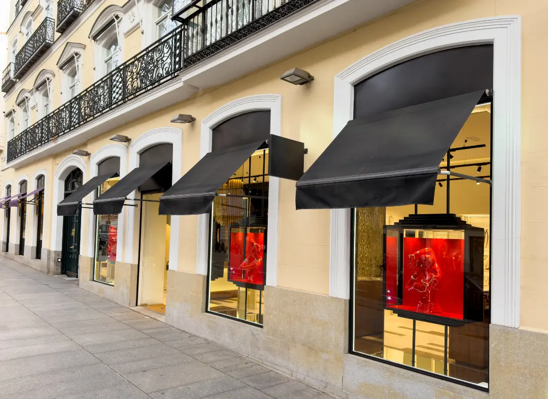 Façade vitrine de magasin en aluminium sur mesure à Oullins